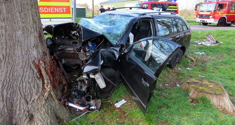 22-jährige Autofahrerin fahrt aus ungeklärter Ursache gegen Baum (Stade) Schwer verletzt