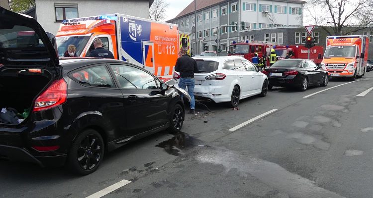 Zwei Leichtverletzte bei Auffahrunfall (Wipperfürth) Betriebsmittel ausgelaufen