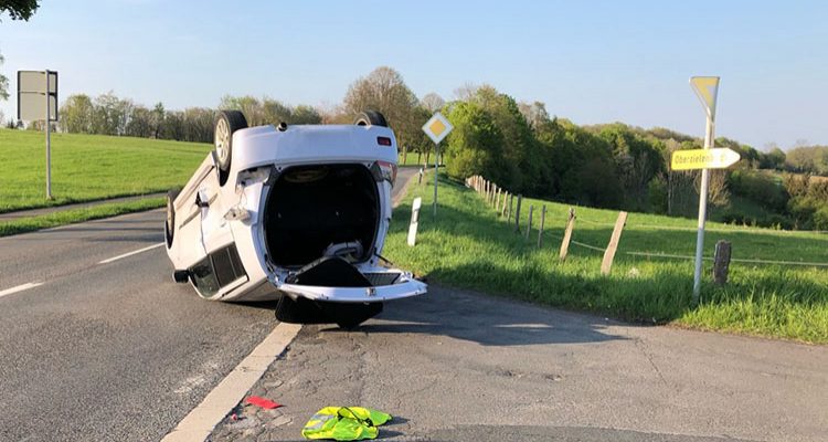 VW Polo landete nach Wendeversuch auf dem Dach (Morsbach) Zwei Verletzte und hoher Sachschaden