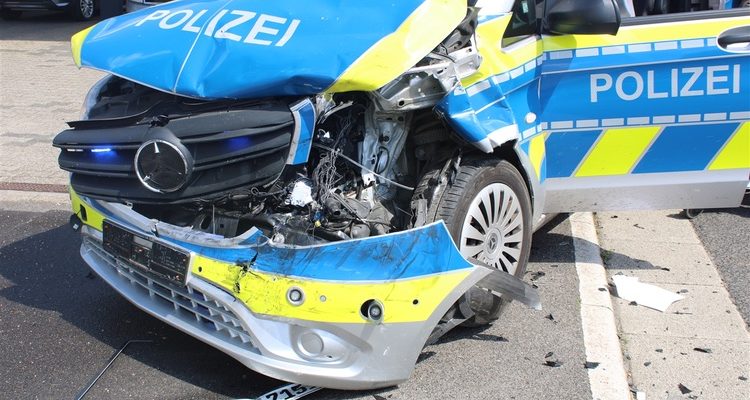 60.000 Euro Sachschaden (Rösrath) Streifenwagen mit Blaulicht in Verkehrsunfall geraten