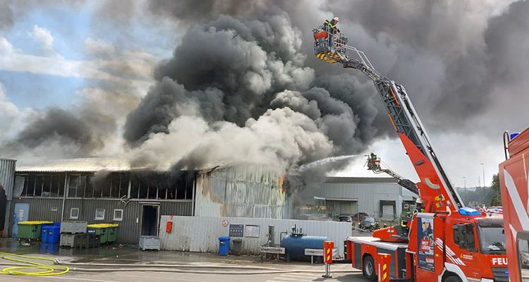 Großbrand im Brötzinger Tal! Lagerhalle in Pforzheim abgebrannt. Nachbarhalle gerettet