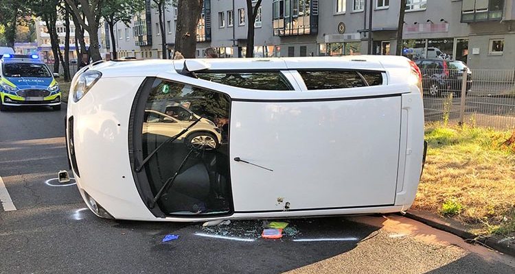 Nach Kollision mit Taxi! (Köln) Zwei Leichtverletzte aus Kleinwagen befreit