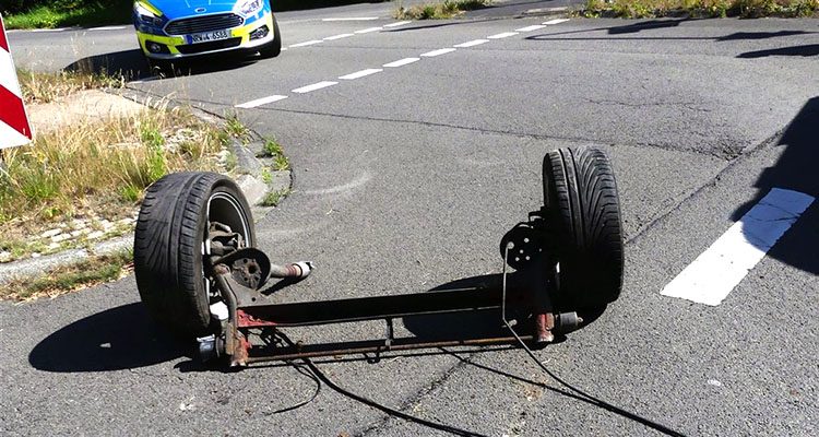 Hinterachse beim Unfall abgerissen (Radevormwald) Autofahrer bei Alleinunfall schwer verletzt