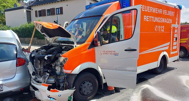 Verkehrsunfall zwischen Retttungswagen und zwei PKW (Velbert)