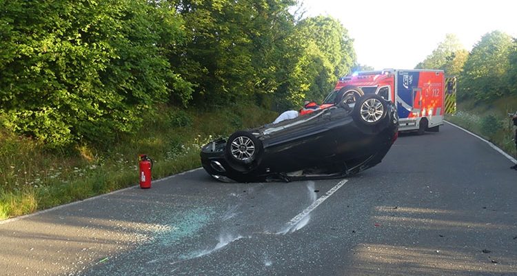 Zwei Verletzte bei Unfall auf der L324 (Waldbröl) Opel schleuderte in Leitplanke und überschlug sich
