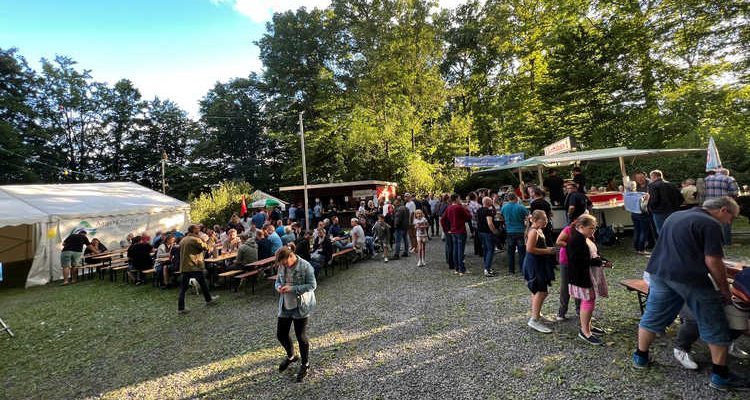 Bergneustadt: Waldfest im Stadtwald 2022 am Eröffnungstag gut besucht! Zwei weitere Tage tolles Programm