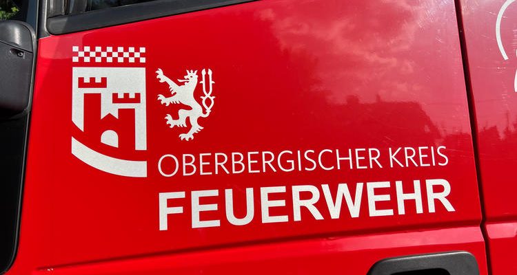 Aktueller Einsatz: PKW Brand in Gummersbach! Fahrzeug in Flammen neben Wohnhaus