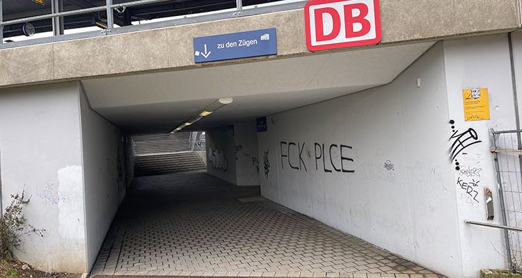 46-Jähriger erst bestohlen, dann angegriffen (Gummersbach) Tatort Verbindungstunnel zum Busbahnhof