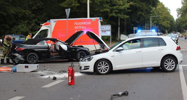 75.000 Euro Sachschaden! Mercedes AMG Cabrio crashed beim Abbiegen in VW Golf (Hilden)