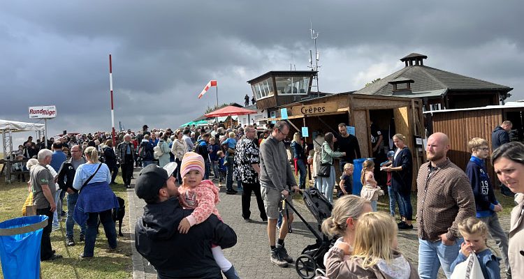 Flugplatzfest Auf dem Dümpel 2022 (Bergneustadt) ´Immer wieder schön…´ Am Sonntag Tausende Besucher