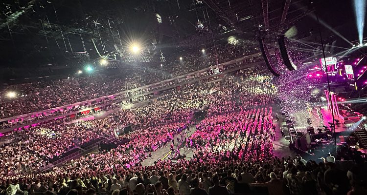 Volle LANXESS arena: 13.000 Zuschauer bei der 1LIVE Comedy-Nacht XXL  am Sa. 29.10.2022 in Köln