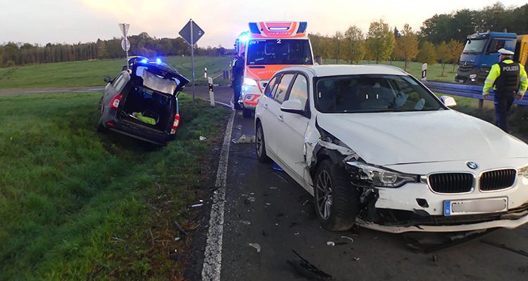 Dacia vs BMW (Wiehl) Überholmanöver endet mit Kollision im Gegenverkehr