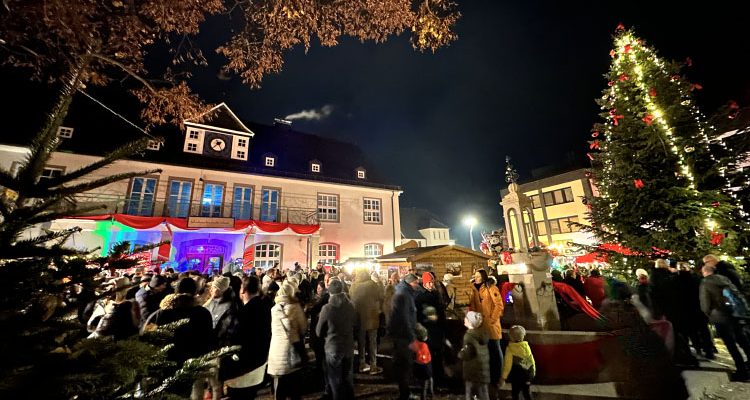 Weihnachtsmarkt Wiehl 2022 lockte zahlreiche Besucher auf den Rathausplatz (Mit VIDEO!)