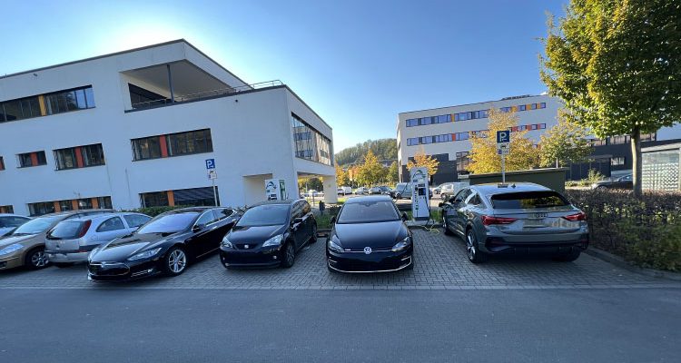 Auseinandersetzung endete in BLUTIGER GEWALT! 20-Jähriger sticht auf P+R Parkplatz zu (Gummersbach)
