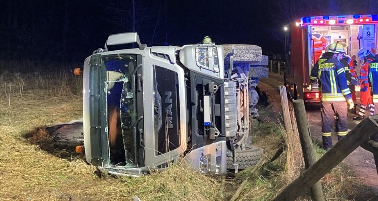 Dramatische Szenen: Fahrer aus umgekipptem LKW gerettet! Rettungseinsatz durch Feuerwehr Radevormwald
