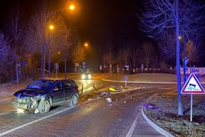 polizei oberberg ntoi waldbroel unfall verkehrsschilder umgefahren