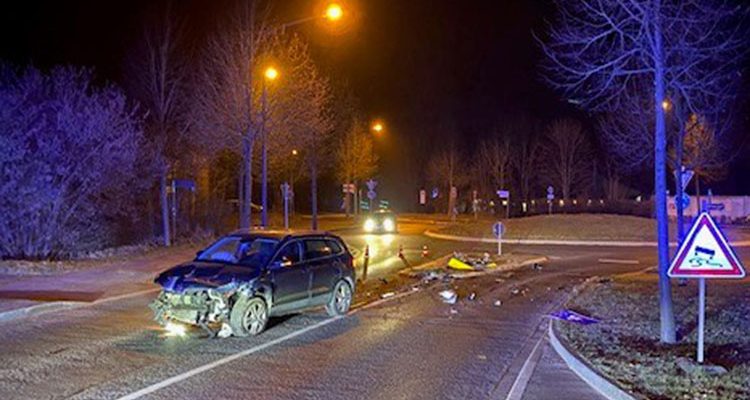 Betrunken am Steuer: Morsbacher fährt mit 1,88 Promille betrunken gegen Verkehrszeichen (Waldbröl)