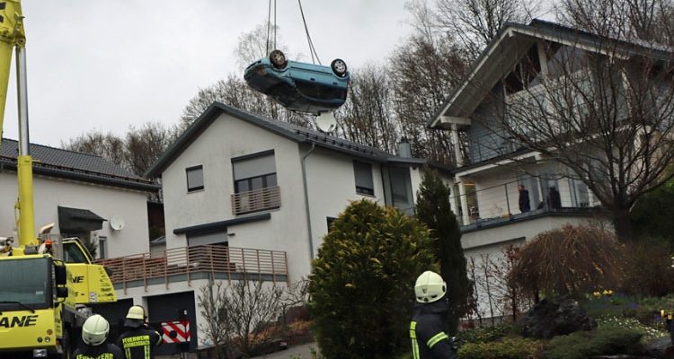 Gummersbach: Fiat macht Terrassen Salto! Zwei Schwerverletzte