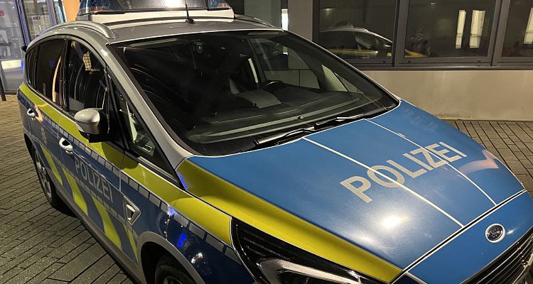 Stein-Attacke auf Autos und Autohaus in Radevormwald und Einbruchsversuch in Hückeswagen