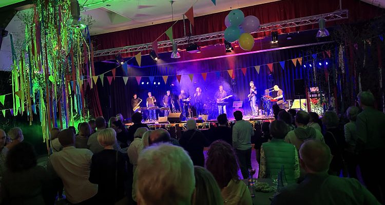 Tanz in den Mai (Bergneustadt): Soul-Band heizte nach Jägerhof-Tradition den Krawinkelsaal auf