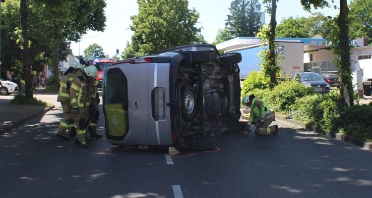 Bergisch Gladbach (Gronau): Mutter mit 3 Kindern lenkt Auto gegen Baum