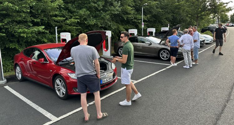 Gemeinschaft unter Strom: Tesla Model S Stammtisch #13 (powered by NEWS-on-Tour) in Troisdorf war elektrisierend