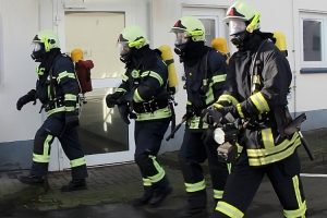 Atemschutztrupp der Feuerwehr Wiehl in Bereitschaft: Professioneller Feuerwehreinsatz bei Rußbrand (Schornstein)