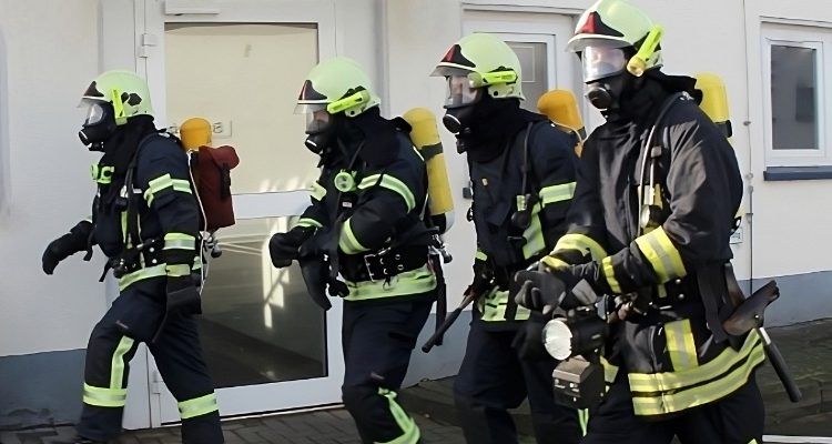 Atemschutztrupp der Feuerwehr Wiehl in Bereitschaft: Professioneller Feuerwehreinsatz bei Rußbrand (Schornstein)