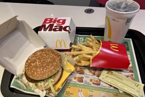 mc donalds ntoi big mac cheesburger pommes frites drink coke