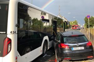 polizei oberberg linienbus unfall hueckwagen