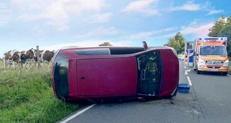 Hückeswagen-Dreibäumen: 19-Jähriger überschlägt sich. Unfall mit Auto nach Kollision