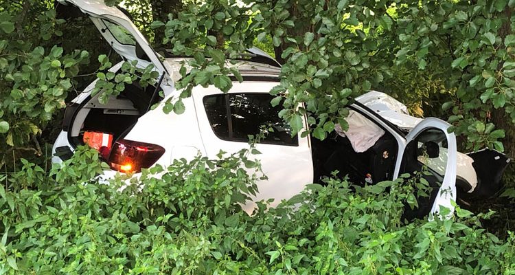 Dacia prallt in Reichshof gegen Baum. 2 Schwerverletzte in Wehnrather Straße (Oberberg)