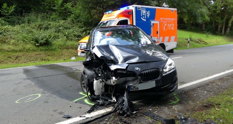 Unfall in Reichshof: Niesanfall bei BMW-Fahrerin. 25.000 Euro Sachschaden und schwere Verletzungen