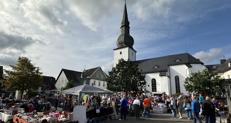 Bergneustadt: Altstadt-Flohmarkt & Jägerhof-Kürbisfest bei 18 Grad und Sonne gut besucht