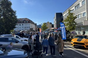 Bergneustädter Herbstzauber: Gut besucht bei 18 Grad und viel Sonne! Elektromobilität im Focus der Autoshow