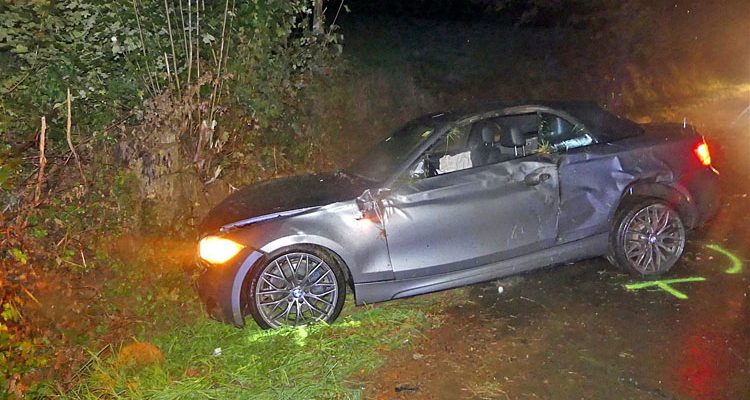 Pkw-Unfall Hückeswagen: Reifenprofiltiefe zu gering! 19-Jähriger rutscht bei Nässe von der Straße. Schwer verletzt