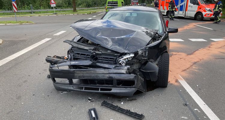 Marienheide L306: Erheblicher Sachschaden nach Verkehrsunfall! Kreuzung wird zum Unglücksort. Was wir bisher wissen