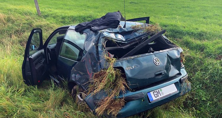 Marienheide: VW Golf überschlägt sich! Totalschaden: Schwerer Unfall auf K18 aus Richtung Wipperfürth (4 Leichtverletzte)