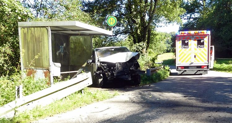 Unfall in Radevormwald: Fahrer (20). Feuerwehr errichtet Ölsperre. Betriebsstoffe drohten in Ennepetalsperre aus Fahrzeugwrack zu laufen