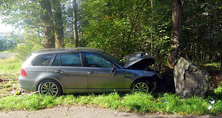 Unfall Waldbröl PKW: Alkohol im Spiel. Führerschein ade. Fahrt des Fahrers (36) endet an Stromkasten und Findling