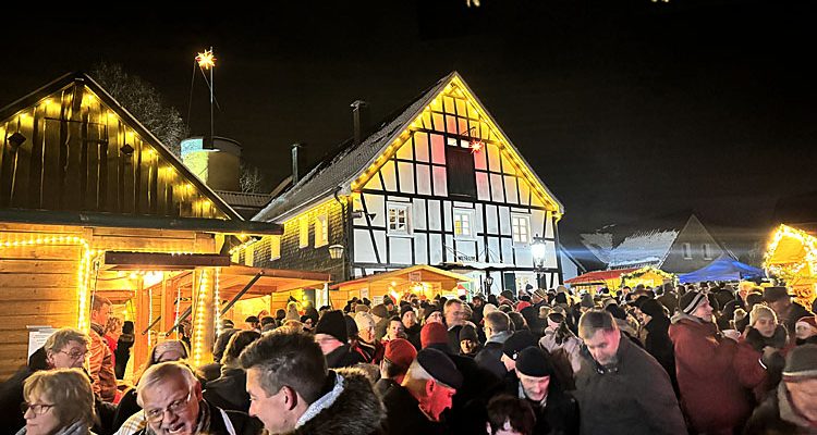 Festlicher Glanz in Bergneustadt: Nikolausmarkt am Heimatmuseum bezauberte Besucher