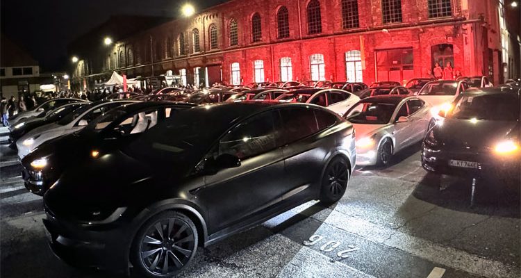 40x Tesla leuchten in Köln (Carlswerk) Christmas Light Show Event zog die Massen an (Mit Video)