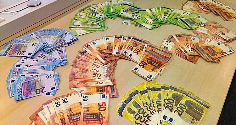 100.000 Euro Falschgeld im Koffer: Schmuggler am Köln Bonn Airport festgenommen