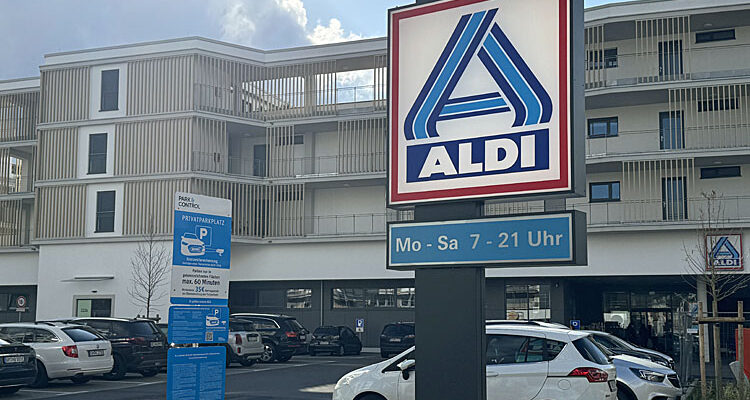 Streit um ALDI Parkplatzregelung im Zentrum von Bergneustadt. Park Control droht mit 35 Euro Strafe