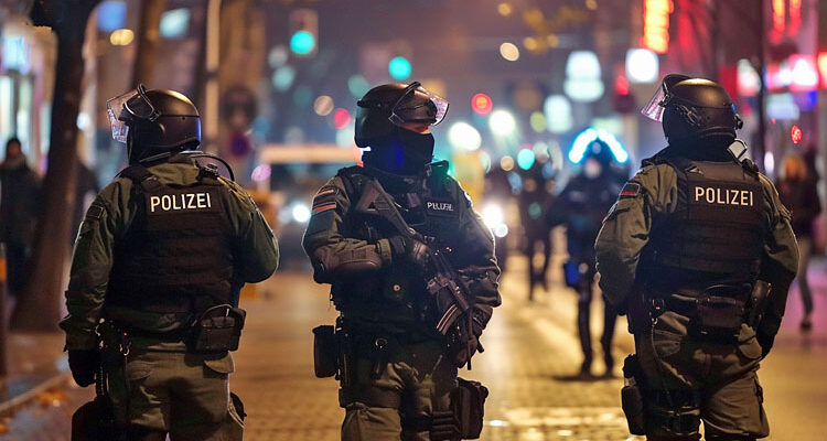 Polizei Köln: Drogen Großeinsatz am Ebertplatz. 214 Personen überprüft. 65 Platzverweisen