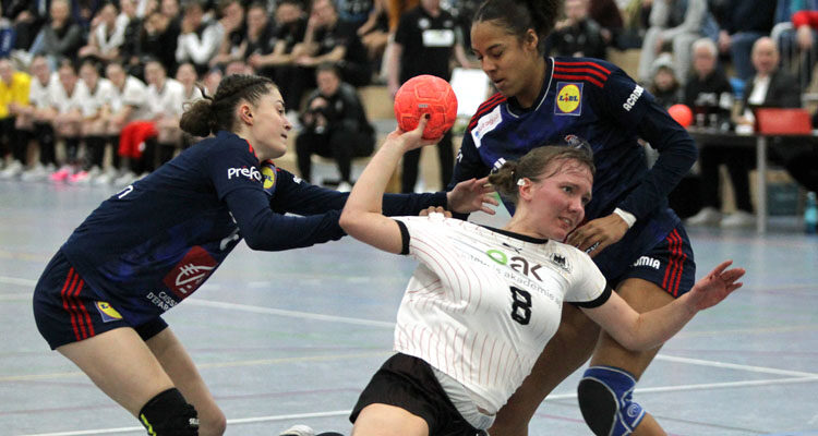 Spannender 29:26 Sieg für Deutschlands U17/U18 Handball Frauen gegen Frankreich in Bergneustadt (Burstenhalle)