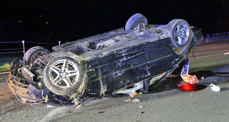 BMW Überschlag auf der L94 in Morsbach: Zwei Leichtverletzte nach Unfall. Junger Fahrer (18) verliert Kontrolle