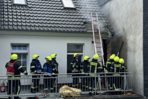 Brand am Gebäude der Sozialstiftung Oberberg in Bergneustadt: Enger Gebäudeverbau erschwert Löscharbeiten der Feuerwehr