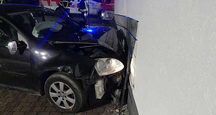 Schwerer Alleinunfall in Lindlar: 24-Jähriger prallt mit Auto gegen Mauer
